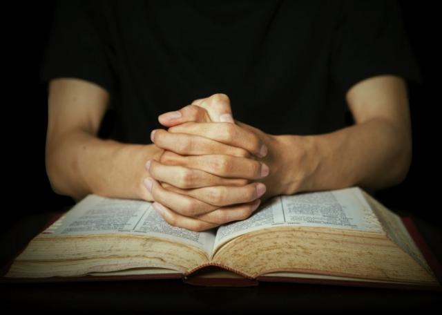 man-praying-bible-bsm-667x476.jpg